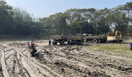 কালীগঞ্জে মাটি কাটায় দুইজনকে জরিমানা