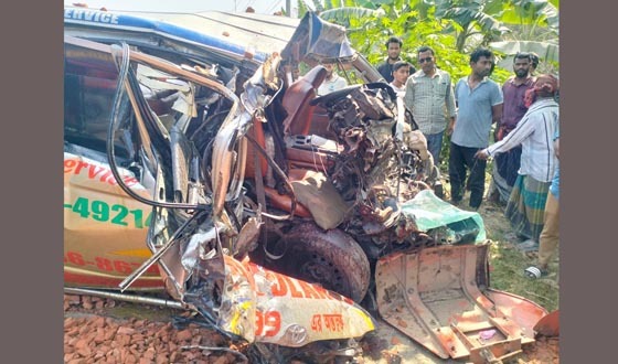 ট্রলি ও অ্যাম্বুলেন্সের মুখোমুখী সংঘর্ষে চালক নিহত