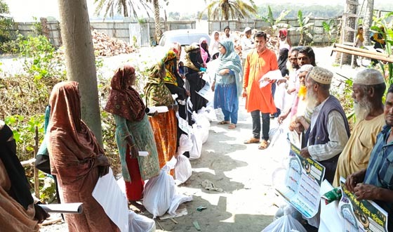 তালতলীতে অসহায় মানুষদের ইফতার সামগ্রী বিতরণ