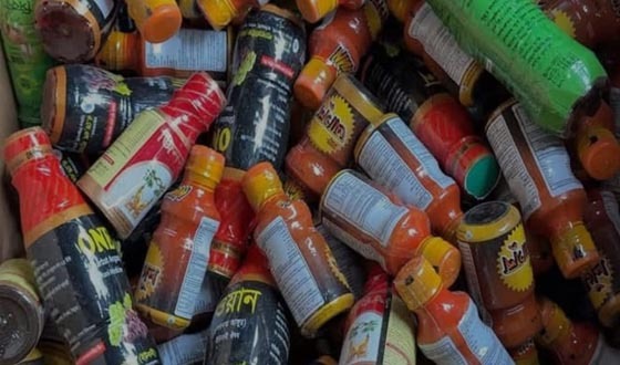 হিলিতে ফ্রুট সিরাপের নামে নিষিদ্ধ সিরাপের ছড়াছড়ি