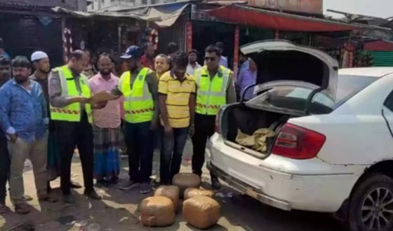 কুমিল্লায় প্রাইভেটকার থেকে গাঁজা উদ্ধার, আটক ১