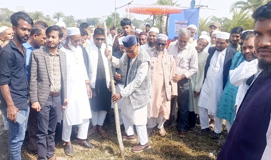 মোরেলগঞ্জে পুকুর খনের উদ্ধোধন করেন এমপি আব্দুল আলীম
