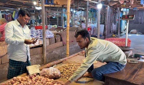 হিলিতে পেঁয়াজের দাম কেজিতে কমেছে ১৫ টাকা