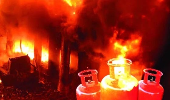 কুমিল্লায় গ্যাস লাইন বিস্ফোরণ,  দগ্ধ ৪ জনের মধ্যে ১ নারীর মৃত্যু