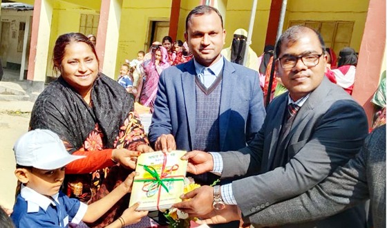 চরভদ্রাসনে শিক্ষার্থীদের মাঝে বই বিতরনের ধুম
