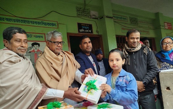মির্জাপুর প্রাথমিক বিদ্যালয়ে বই বিতরন উৎসব