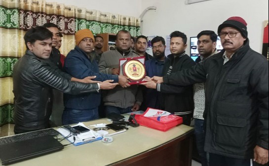 দেবহাটায় পুলিশ সদস্য সমীর ঘোষের বিদায়ী সংবর্ধনা প্রদান