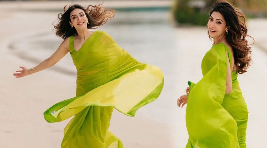 সমুদ্র সৈকতে নজর কাড়লেন মিম