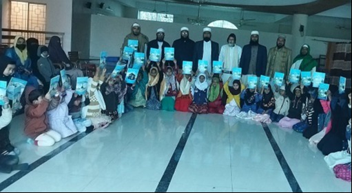 ইসলামিক ফাউন্ডেশনের শিশু শিক্ষার্থীদের মাঝে বই বিতরণ