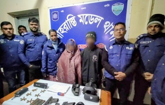 চাঁদপুরে পিস্তল ও ৩০ রাউন্ড গুলিসহ দুই আসামি আটক