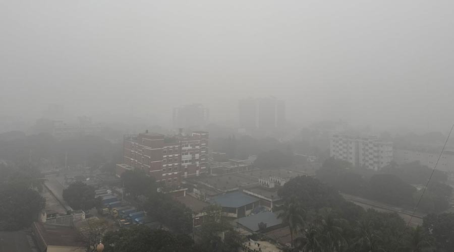ঘন কুয়াশায় ঢাকা রাজধানী, মিলছে না সূর্যের দেখা, বাড়ছে শীতের অনুভূতি