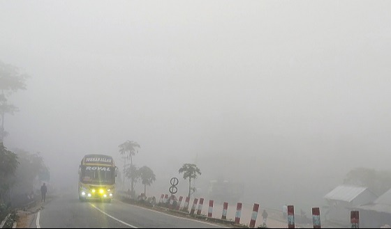 নাজিরপুরে জেঁকে বসেছে শীত হেড জ্বালিয়ে চলছে গাড়ি