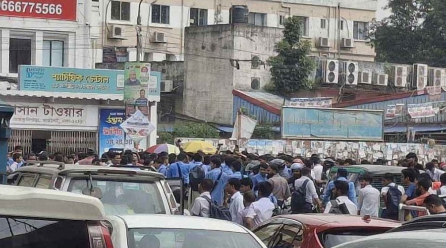হত্যার বিচার দাবিতে ফার্মগেটে সড়ক অবরোধ, যান চলাচল বন্ধ