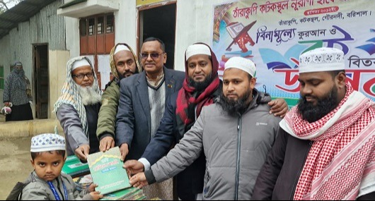 বরিশালে হাফেজী মাদ্রাসায় বিনামূল্যে কুরআন ও বই বিতরণ