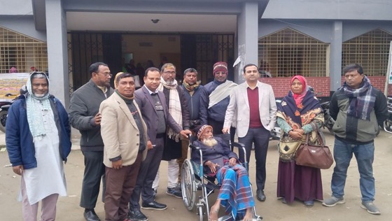 রাজারহাটে হুইল চেয়ার পেয়ে খুশি অসহায় বৃদ্ধ আব্দুল কুদ্দুস