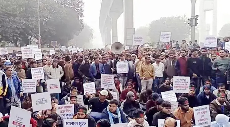 মোবাইল ব্যবসায়ীদের ব্লকেড কর্মসূচিতে পুলিশের লাঠিপেটা-গ্রেনেড