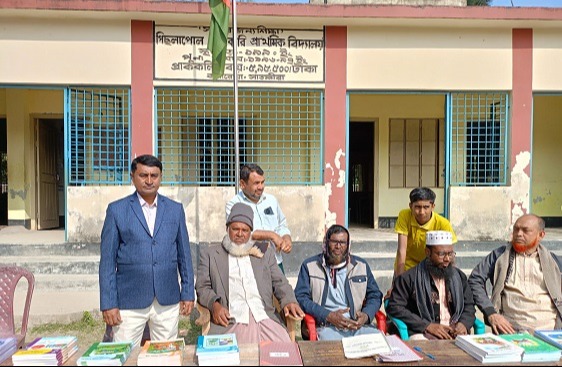 কলারোয়া সরকারী বিদ্যালয়েশিক্ষার্থীর বই বিতারণ