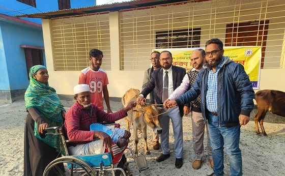 গরু পেয়ে কাঁদলেন দুই পা হারানো সিরাজ