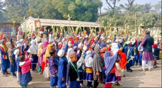 ফুলের শুভেচ্ছায় সিক্ত হল ডুমুরিয়ার মাদ্রাসার শিক্ষার্থীরা