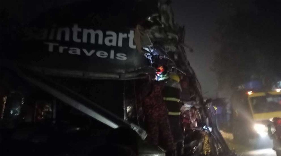 চট্টগ্রামে দাঁড়িয়ে থাকা ট্রাকে বাসের ধাক্কা, তিন জনের মৃত্যু