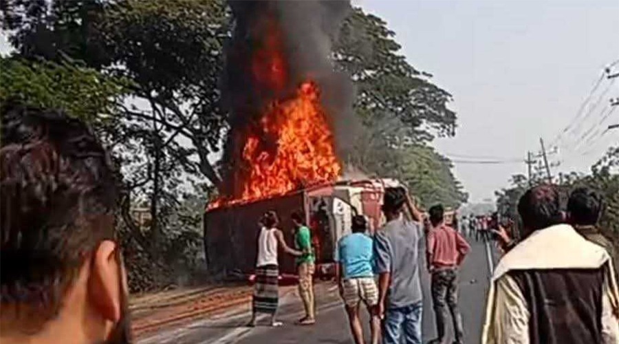 কুমিল্লায় বাস-অটোরিকশা-মোটরসাইকেল ত্রিমুখী সংঘর্ষ, ৪ মৃত্যু