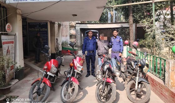 চাঁদপুরে  ৪টি চোরাই মোটরসাইকেলসহ আটক ১