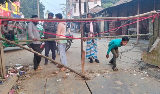 পণ্যবাহী ট্রাকের চাপে ক্ষতিগ্রস্ত বেইলি ব্রিজ