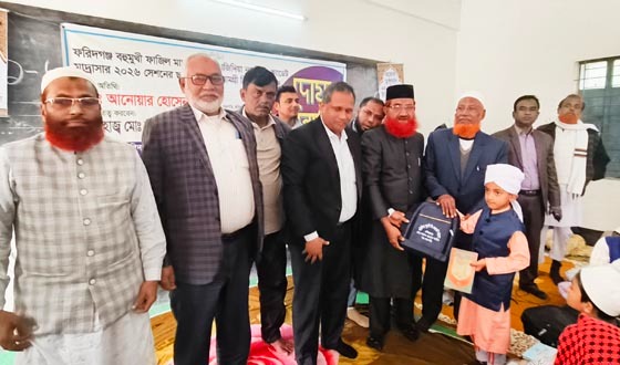 বাবুগঞ্জে মাদ্রাসায় শিক্ষা সামগ্রী বিতরণ