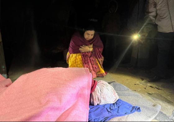 বাবুগঞ্জের ইউএনও রাতের আঁধারে শীতার্তদের পাশে