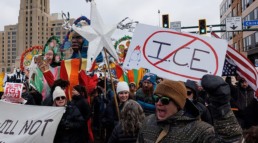 যুক্তরাষ্ট্রে সরকারি কর্মকর্তার গুলিতে নারীর মৃত্যু, রাজপথে বিক্ষোভ