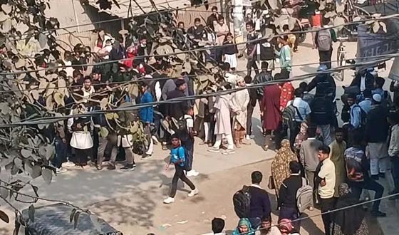 চিরিরবন্দরে ট্রাক্টর চলাচল বন্ধের দাবিতে সড়ক অবরোধ