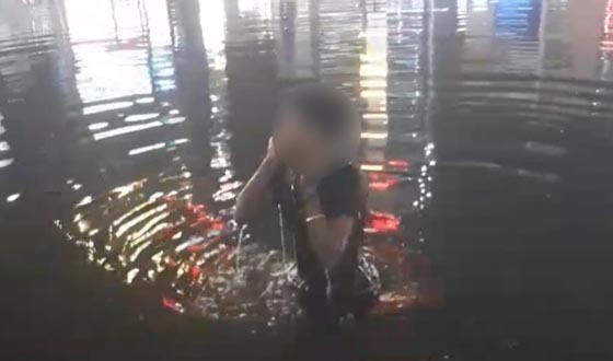 বরিশালে চোরের শাস্তি পুকুরে ২০ বার ডুব