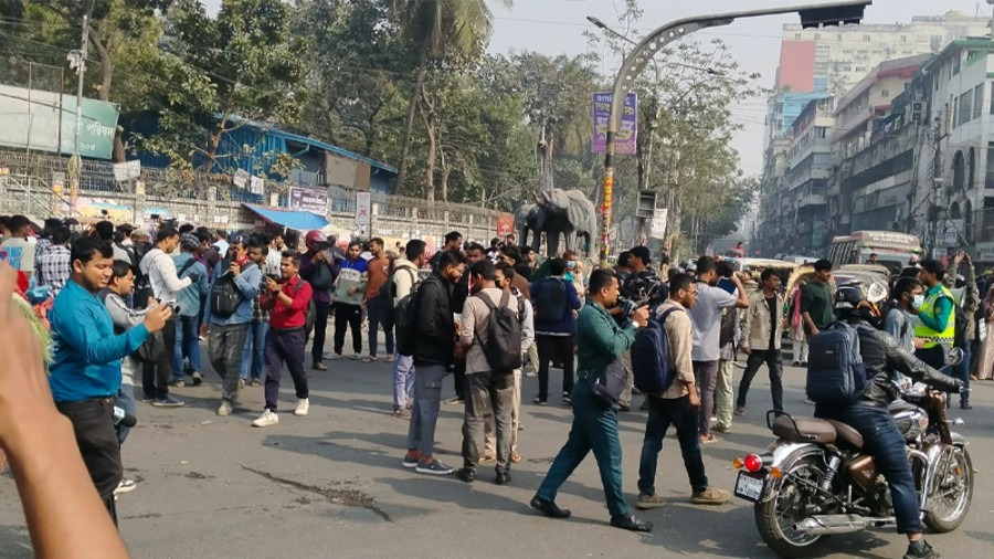 আজও সায়েন্সল্যাব অবরোধ, যানজটে ভোগান্তি