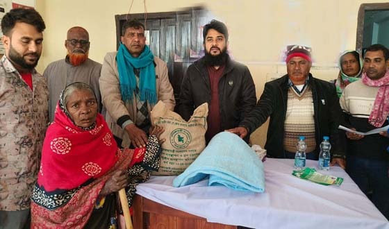 পোরশায় দুস্থ প্রতিবন্ধদের খাবার ও শীতবস্ত্র বিতরণ