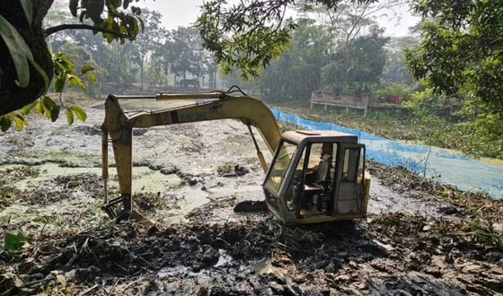 বাবুগঞ্জে অবৈধভাবে মাটি উত্তোলনের দায়ে মোবাইল কোর্ট