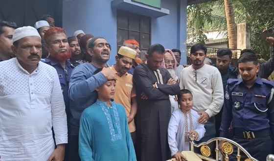 মায়ের জানাজায় চাঁদপুর ফরিদগঞ্জের সাবেক মেয়র মাহফুজ