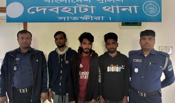 দেবহাটায় ২ চোর আটক
