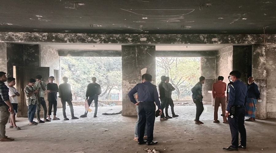 পরিত্যক্ত কমিউনিটি সেন্টারে মিলল ২ মরদেহ