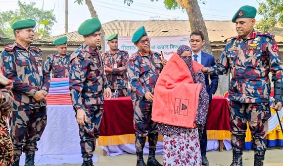 হিলিতে শীতার্তদের মাঝে শীতবস্ত্র বিতরণ