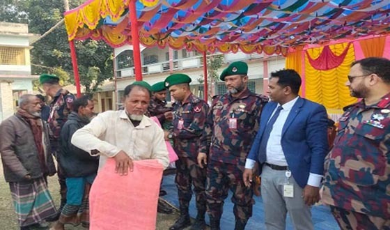 চিরিরবন্দরে শীতার্তদের শীতবস্ত্র বিতরণ