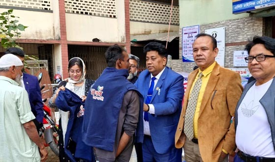 চাঁদপুরে রিকশা চালকদের শীত বস্ত্র বিতরণ