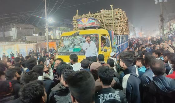 পত্নীতলায় খড়ি বাহী ট্রাকের চাপায় প্রাণ গেল মা মেয়ের