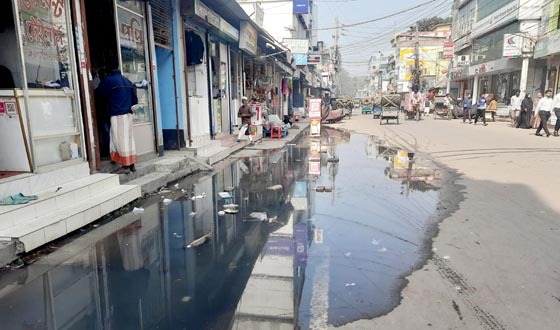 সৈয়দপুরে সড়কে ময়লা পানি ভোগান্তির শিকার ব্যবসায়িরা