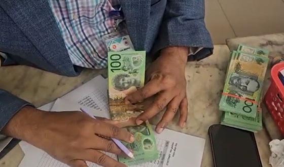 বেনাপোলে কানাডিয়ান ও অস্ট্রেলিয়ান ডলারসহ আটক ১