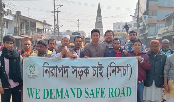 পত্নীতলায় মা-মেয়ে জীবণের বিনিময়ে যানজটমুক্ত রাজপথ