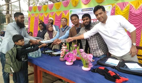 মেধাবী শিক্ষার্থীদের শিক্ষা উপকরণ বিতরণ