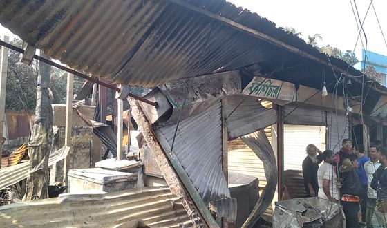 বাজিতপুরে আগুনে ১০ দোকান পুড়ে ছাই, আহত ৪