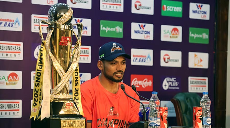 বিপিএল ট্রফির হাসির আড়ালে অনিশ্চয়তার চাপ, ভবিষ্যৎ নিয়ে ‘চিন্তায়’ শান্ত