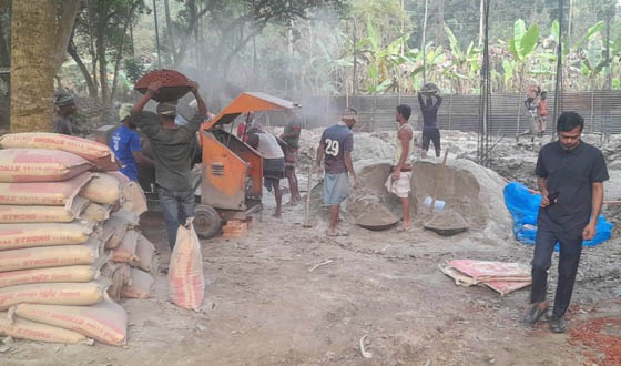 সুজানগরে বিরোধপূর্ণ জমির উপর বাড়ি নির্মাণ