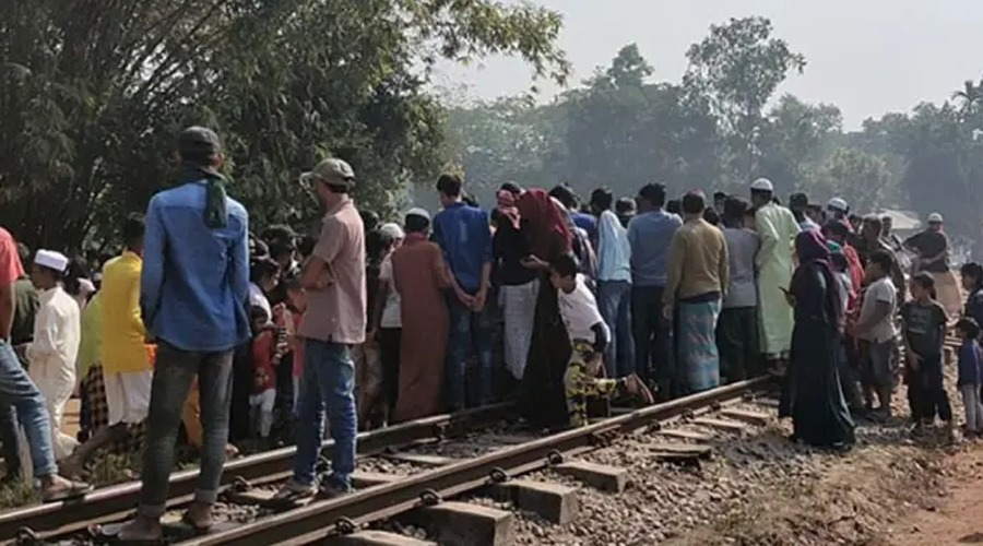 ২ সন্তানকে নিয়ে ট্রেনের নিচে ঝাঁপ দিলেন ‘মা’, মূহুর্তেই তিন লাশ!